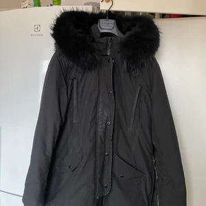 Rock and blue jacka  - Rock and blue jacka, inköpt förra året. Med äkta päls, storlek 48. 