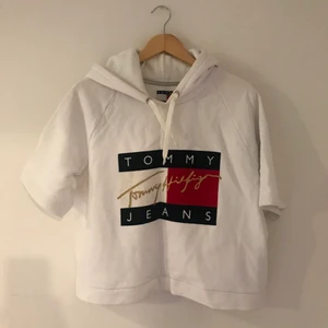 RARE Tommy jeans- capsule collection - RARE Tommy jeans tröja ifrån deras Capsule collection. Går ej att köpa och såldes under mycket kort tid. Tjockt tyg och med luva. 