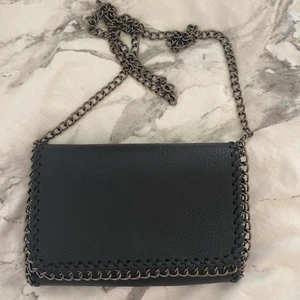 Axel väska  - Svart kedjeväska som knappast är använd. Frakt ingår om du köper den för 130kr