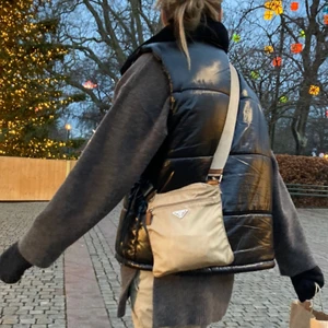 Prada crossbody - Kolla ifall någon är intresserad av att köpa denna beiga prada crossbody bagen. Köpt på grailed, alltså äkta. Tyvärr är äkthetsbeviset bort därav det relativt billiga priset!