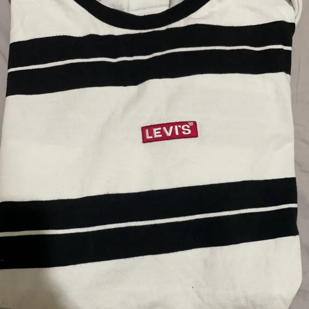 En middle logo tshirt ifrån Levis använd ett fåtal gånger . T-shirts.