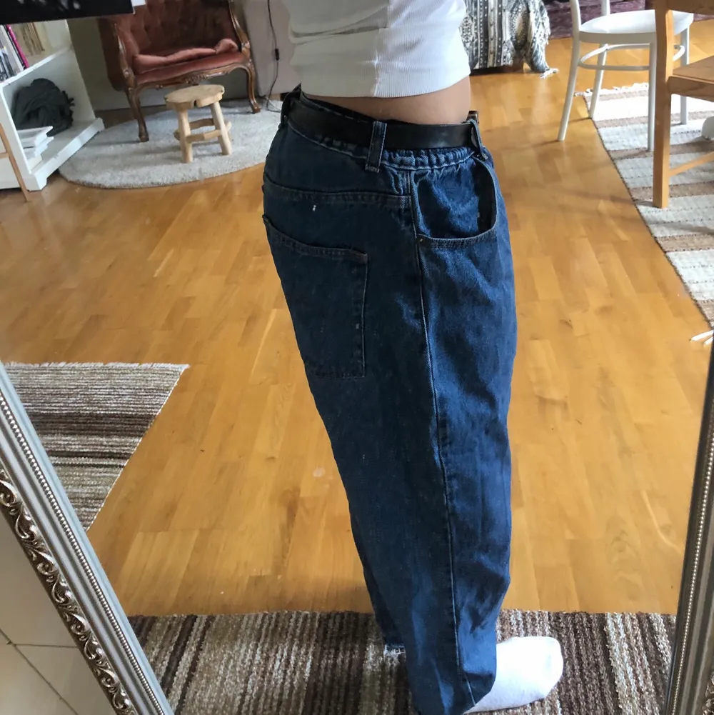 Snygga vintage jeans! Är avklippta längst ner. Vet inte riktigt storlek men sitter snyggt baggy på mig som vanligtvis har typ strl 38 i jeans.. Jeans & Byxor.
