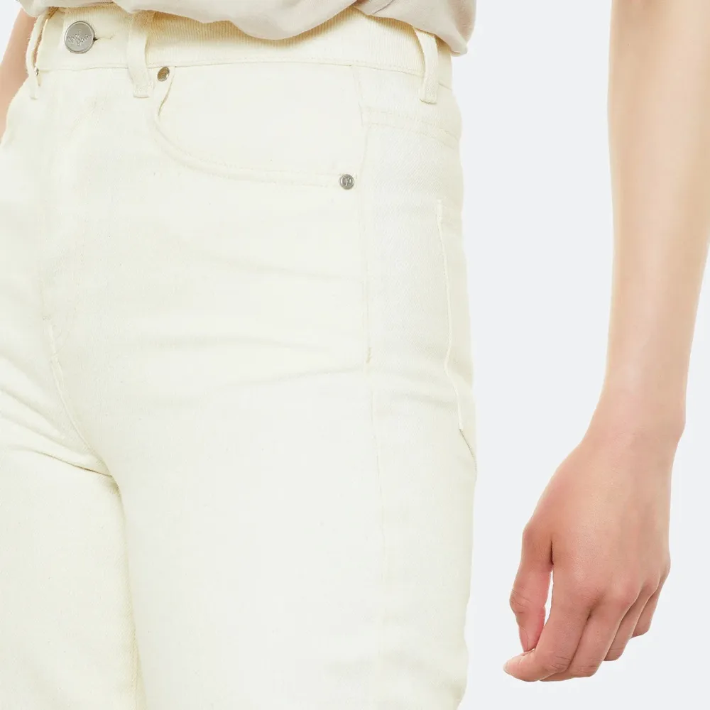 Jättefina beiga jeans från Bikbok. Storlek 25 wide modell. Aldrig använda och har alla lappar kvar. . Jeans & Byxor.