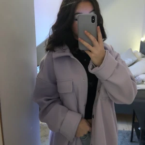 Lila kappa/jacka - Varm jacka från Gina Tricot. Storlek L men sitter superfint på mig som egentligen är XS/S. Viker upp ärmarna på den. 