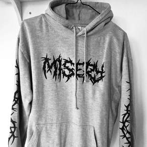 Snygg grå hoodie från Misery Worldwide. 🌙Nypris 475:-, slutsåld på hemsidan. 🌸