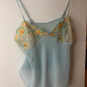  linne med spets, broderi detalj - Unikt linne med broderier! Köpt vintage! Först till kvarn så tänk inte för mycket! Pris kan diskuteras, speciellt om man köper något mer! 