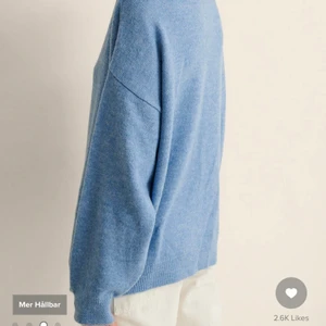 Stickad tröja - Säljer superfin stickad tröja från NA-KD då jag fick hem två stycken. Helt oanvänd ligger kvar i påsen, den är stor i storlek så skulle säga att den passar allt från xs till m💓 köpt för 400, frakt ingår i priset, pris kan diskuteras💓