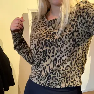 En supersnygg croppad tröja med leopard-mönster från Zara. Storlek S men passar även XS då den är lite mindre i storleken. Väldigt mjuk och skön i materialet och lång i ärmarna