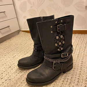 Boots från Replay - Super snygga boots/kängor från Replay med häftiga detaljer som kan piffa upp vilken outfit som helst. Slon är ofodrad och i äkta läder. Använda endast 3 gånger därför är de i princip i nyskick. 