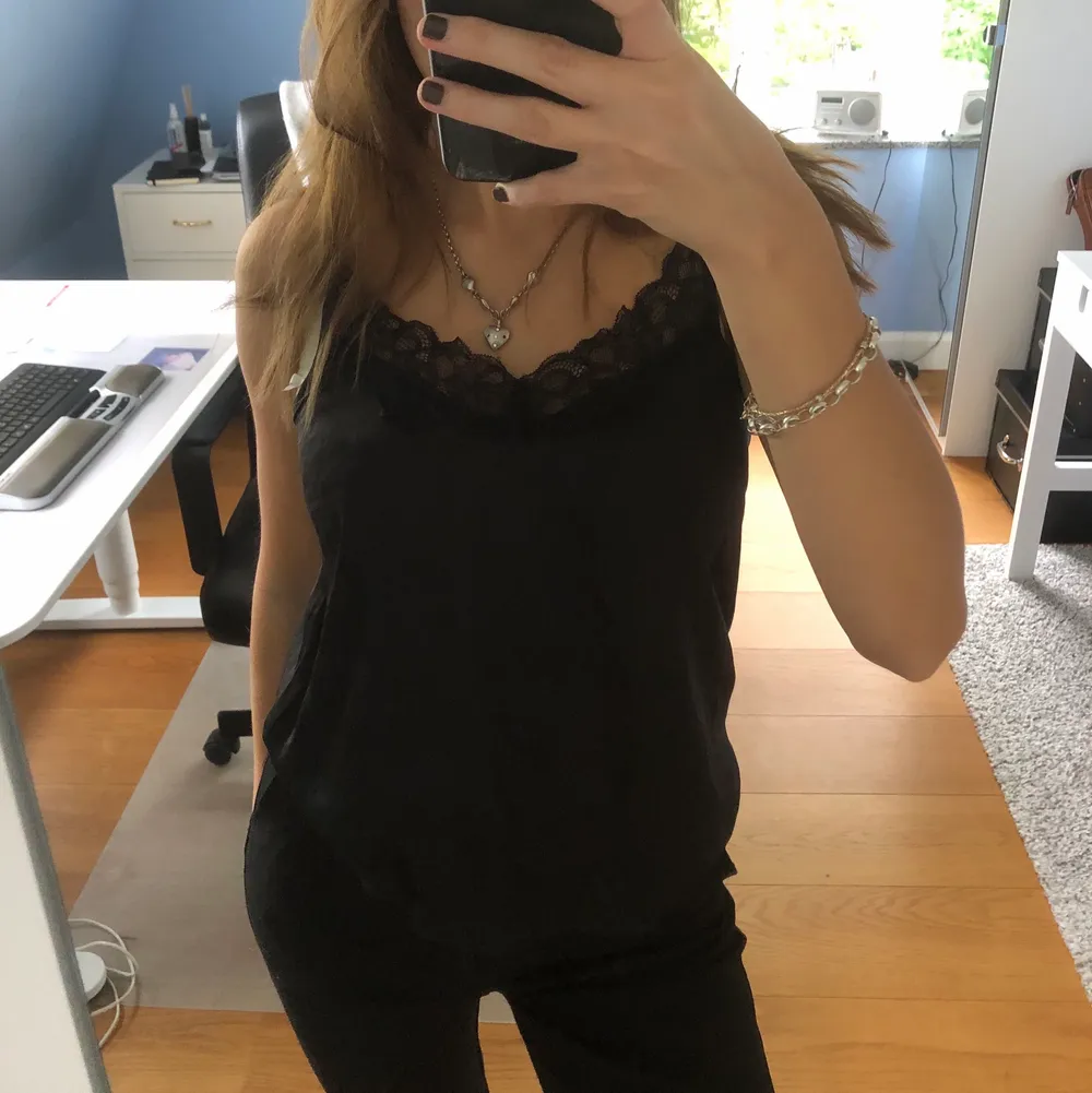 Svart blus i satin med spets🖤 Storlek 34 köpt på ASOS från märket Jacqueline de Yong. Toppar.