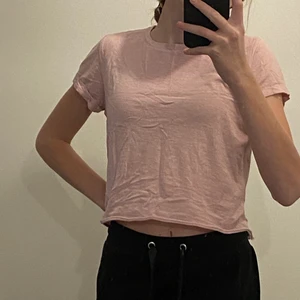 Rosa tröja  - En rosa croppad T-shirt 