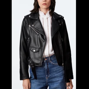 Skinnjacka - Superfin skinnjacka från zara. Använd väldigt få gånger på grund av att jag tycker den är för liten för mig. Nypris 559kr säljer för 250kr eller högst budande. Köparen står för frakten. Skriv privat för egna bilder.