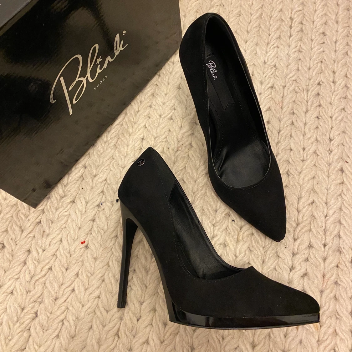 Svarta pumps med spetsig tå - 38