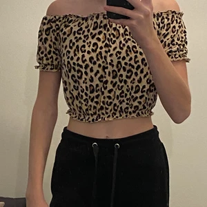 Off shoulder T-shirt  - En jätte fin leo croppad off shoulder  