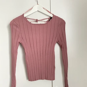 Figurnära topp - Topp i färgen Dustypink från BIK BOK. En fin snöring på toppens baksida som smickrar ryggen. Mycket fint skick  då den har bara hunnit användas en gång.  