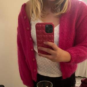 Säljer denna handstickade ull koftan. Väldigt fin rosa färg med blev för liten när jag tvättade den. Använd inte en gång annars ny. Passar runt xs-m beroende på hur man vill att den sitter. 