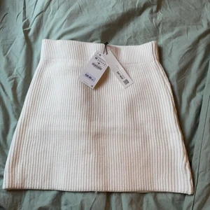 Zara kjol - Vit stickad kjol från zara. SJUKT SJUKT snygg men passade tyvärr inte mig. Helt ny med lapp kvar.