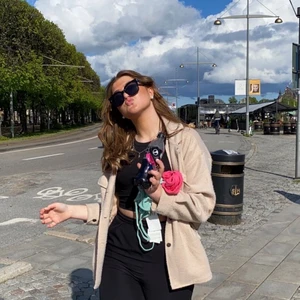 Filjacka - Säljer denna superfina filtjacka köpt på av, märket är QEDLDN. Jättefin nu till hösten, köpt för 500 och säljer för 250+frakt💕 vill man ha spårbar frakt står du för det. 