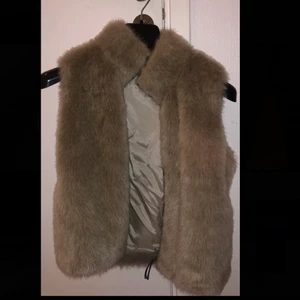 väst från mexx - väst. denna västen har jag aldrig använt men är super gullig, är inte säker på vad den kostade när jag köpte den men runt 800kr var det iallafall, frakt tillkommer💕 priset kan diskuteras men börjar med 200kr