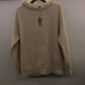 Beige billie eilish hoodie i fint skick☺️ - Billie eilish merch jättefint skick, 130kr + frakt 45kr  skriv om ni är intresserade! 