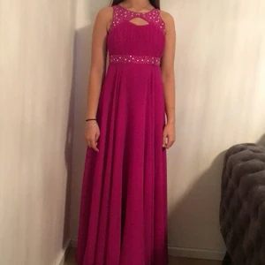 Bröllopsklänning  - Jätte fin bröllopsklänning köpt för några månader sen. Använt bara en gång ny skick säljer pågrund av ingen användning längre. Klänningen är köpt för 1600 kr i Göteborg. 