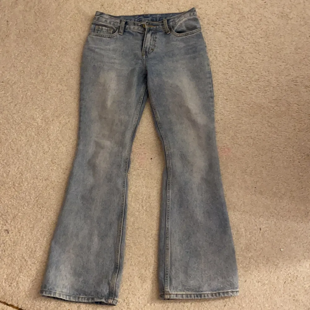 Säljer nu dessa jenas från brandy Malville i stolek S (69cm) bootcut dom är tyvär för små för mej men skit snygga å älskar dom värkligen materialet är skit najs nypris 40$ . Jeans & Byxor.