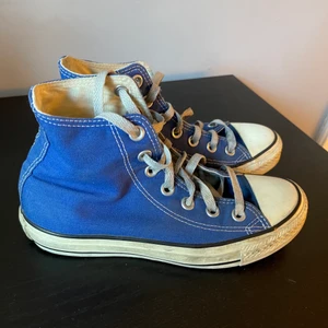 Converse - Säljer nu mina blåa converse🥰 storlek 36 men passar 37 också. 