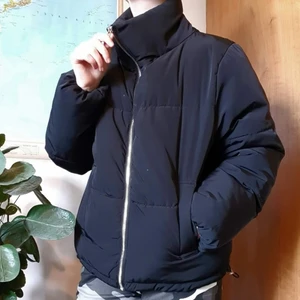 Svart puffer - Varm och mysig pufferjacka från H&M (på bilderna syns några mindre fläckar som nu är borttvättade). Storlek: 34.                                                            Kan mötas upp i Stockholm eller skickas spårbart för en avgift på 99 kr. Om du köper mer än ett plagg bjuder jag dock på frakten!