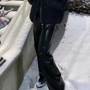  snygga skinnbyxor  - Sjukt snygga skinnbyxor som sitter as snyggt! Från hm, säljs inte längre! Nypris 500❤️