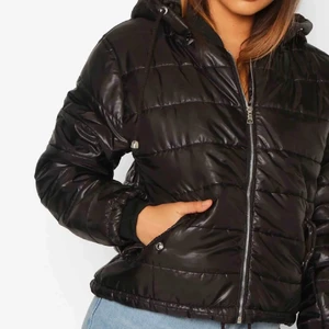 Vinterjacka  - Fluffig vinterjacka, beställde för liten men var för lat för att skicka tillbaka. Vill bara bli av med den