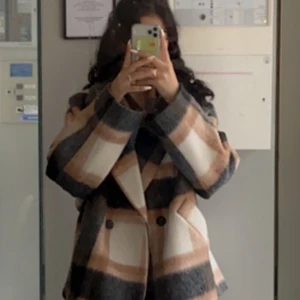 Jacka  - Helt nya anväbdt en gång , storlek xs men den ä lite större i storleken . Priset kan diskuteras. Kostar 1200 som ny ❤️ skiv i kommentarsfältet om priset . Skriv för mer bilder eller vid andra funderingar 