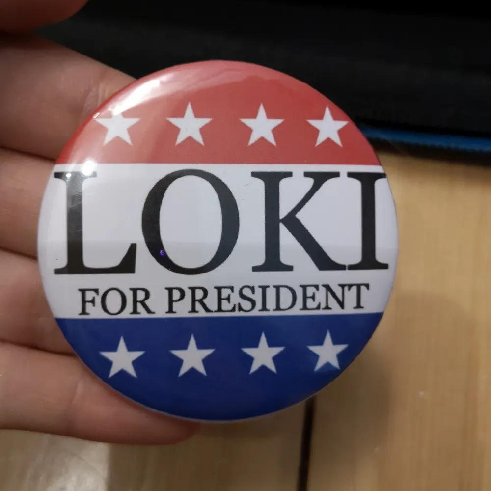 Loki knapp. Loki for president-knappen som finns med i serien! 40 kr/st. . Accessoarer.