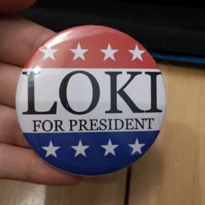 Loki knapp. Loki for president-knappen som finns med i serien! 40 kr/st. 