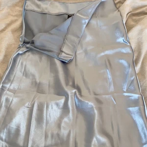 Blå kjol - Här är en jätte fin blå kjole som jag inte häller har använt. Det är en jätte skönt material på den, säljer den för den inte passade mig. -Man får betala för frakten själv