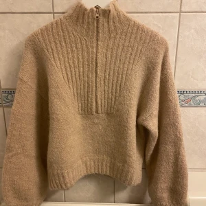 Stickad tröja/kofta från weekday - Otroligt fin beige stickad tröja/kofta från weekday, storlek S. Frakt ingår ej💚