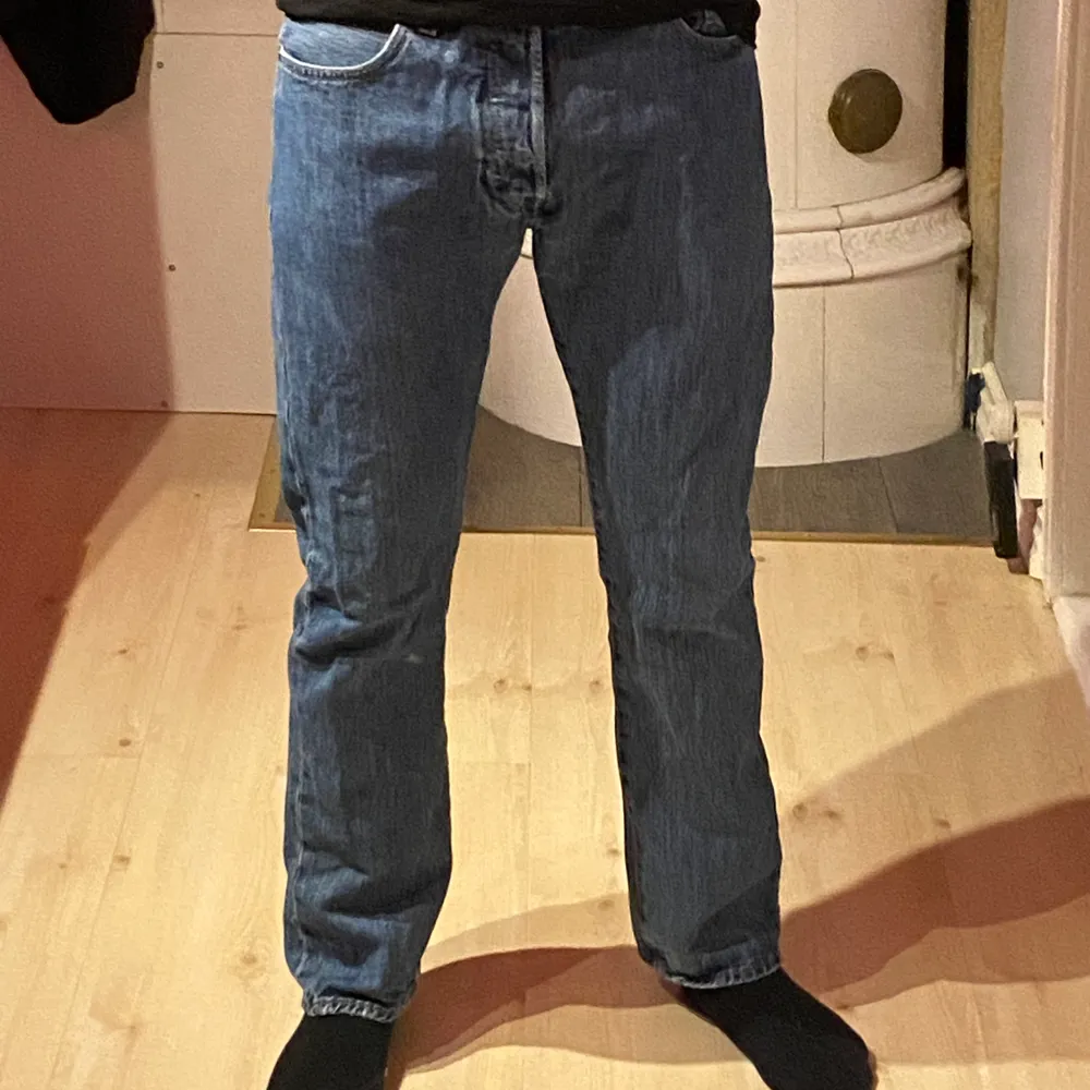 Ett par Blå 501 jeans från Levi’s i W30 L30 som jag köpt på Carlings. Pris kan alltid diskuteras!. Jeans & Byxor.