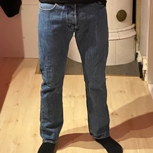 Levi’s 501 Jeans - Ett par Blå 501 jeans från Levi’s i W30 L30 som jag köpt på Carlings. Pris kan alltid diskuteras!