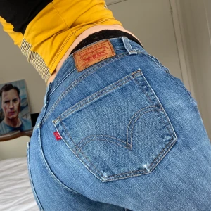 Levis 501 - Lågmidjade raka Levis 501 W31 L34💙 Skulle säga att de är små i storleken (jag på bilden brukar ha W29-30), men skulle sitta mer baggy på en W27-28. Säljer då de är för korta på mig som är 183cm lång. Gott second hand skick🌸