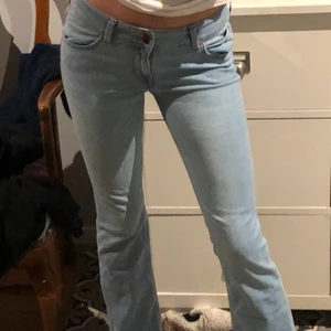 Jeans  - Jättefina lågmidjade lee jeans som är köpta här på plick men som tyvärr var lite små och för korta för mig (jag är ca 173).