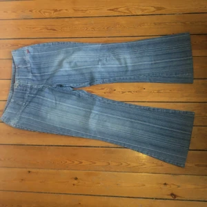 VM jeans, blå med vita ränder - Vintage, bra skick. Säljer då de inte har kommit till användning. Först till kvarn;) betalas med swish
