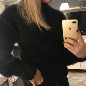 Tröja zara - Super mysig tröja från nakd. Köpt för 399kr! Säljer för 110kr. Tröjan är lite längre än på bilden och är i storlek xs men passar störe och även mindre 