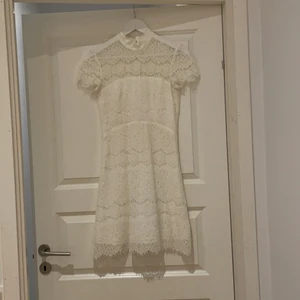 Klänning från Ida Sjöstedt  - Klänning från Ida Sjöstedt i storlek 34. Endast använd en gång, så i nyskick! Nypris ca 1600kr. För mer bilder skriv privat!!