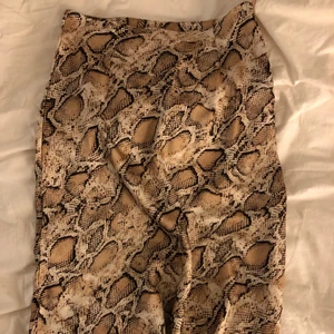 Lång satinkjol  - Lång satinkjol med ormmönster. Typ aldrig använd 💘