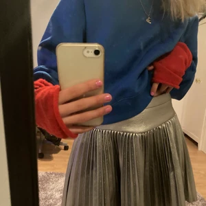 🫐Zara Kjol🫐 - En super fin silever kjol nästan aldrig använd dock en liten söm har gått jomen går nog lätt att sy! 🫐❤️