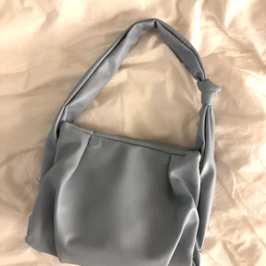 Ljusblå väska - Supergullig ljusblå väsa som stängs med magnet. Aldrig använd 💘