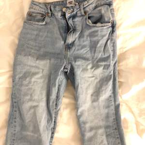 Ljusblå raka jeans med slitningar nertill. För små för mig därav säljer jag dem. 💘