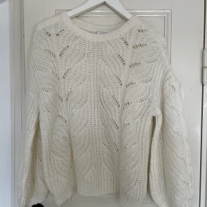 Vit stickad tröja  - Snygg tröja från Vila, vit stickad. Säljer pga kommer inte till användning. Väldigt bra skick. Passar fler storlekar beroende på hur man vill att den ska sitta. Spårbar frakt med DHL inräknad i priset!