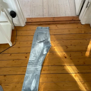 Ljusblå jeans - Ljusblå jeans från H&M, klippta i benen