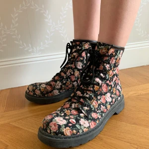 Blommiga kängor! - Cool kängor i strl 37. Måttligt använda, bekväma och unika. 