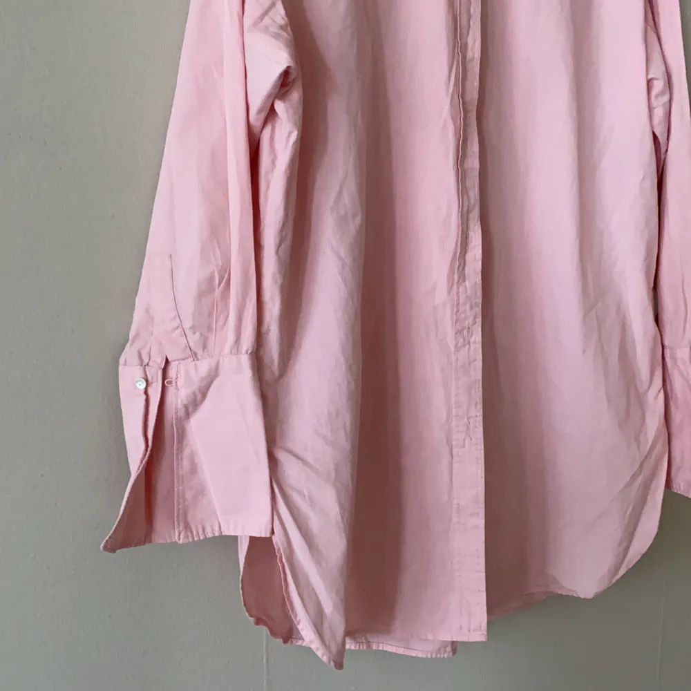 En rosa lång tröja ifrån HM, skjortan har bredare ärmar. Skjortan är i bra skick. . Skjortor.